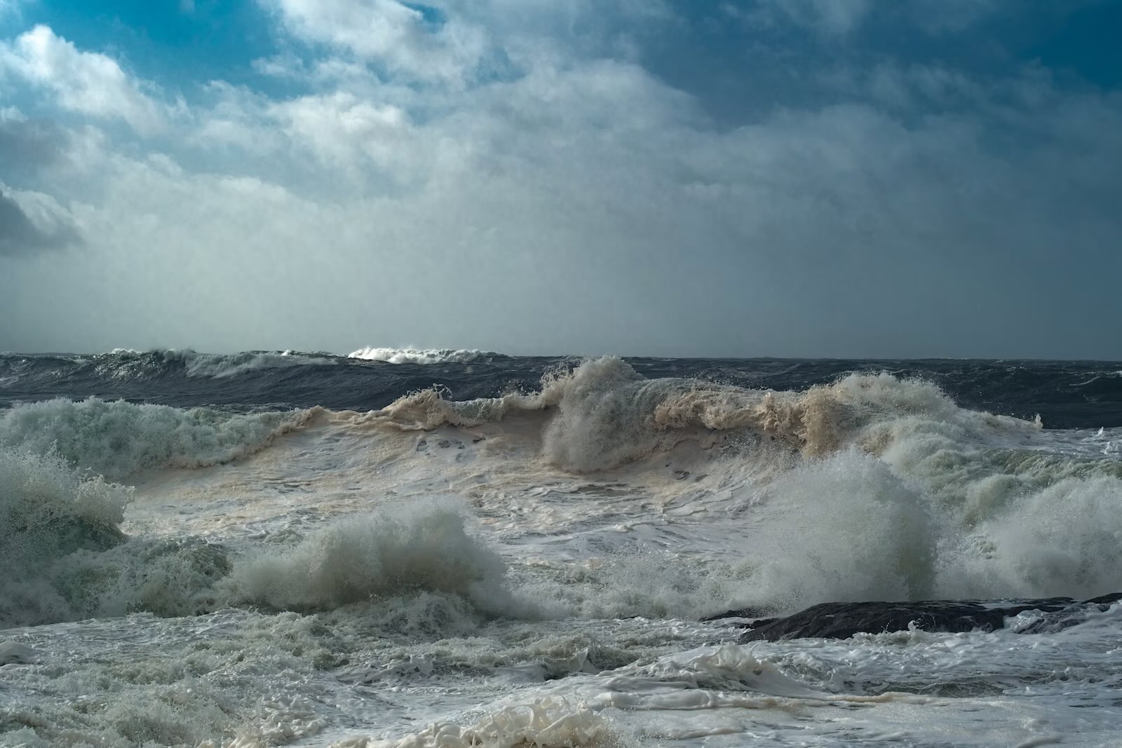 Mer très agitée sous un ciel d'orage